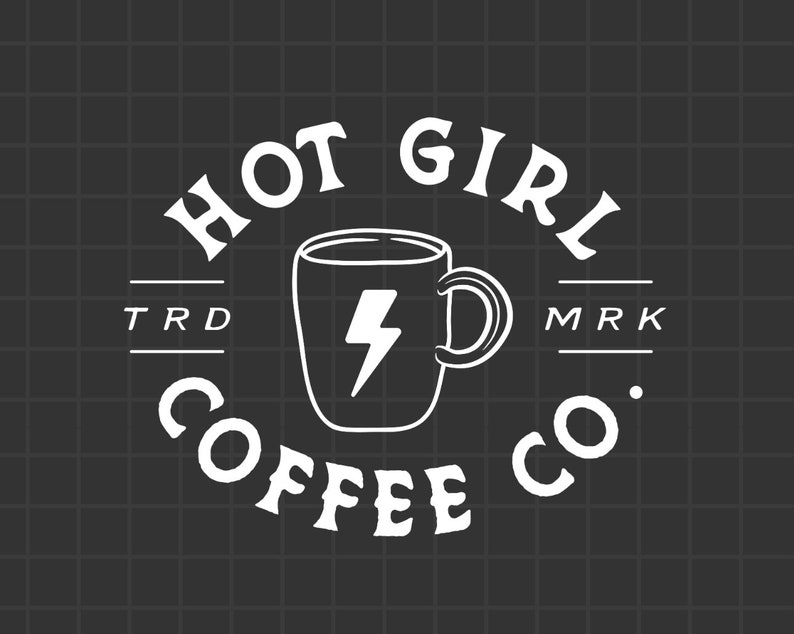 Puede incluir: Logotipo blanco sobre fondo gris oscuro. El logotipo presenta las palabras "HOT GIRL COFFEE CO." dispuestas en c&iacute;rculo. Una taza de caf&eacute; con un rayo en el centro. Tambi&eacute;n se incluyen los textos "TRD" y "MRK".