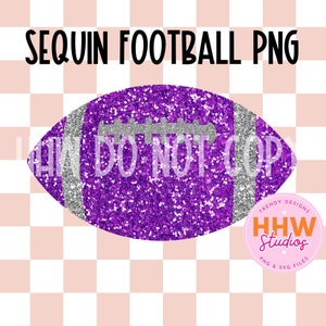Op de afbeelding: Een paarse glittervoetbal met zilveren veters. De voetbal is op een roze en witte geruite achtergrond. De tekst "SEQUIN FOOTBALL PNG" staat bovenaan de afbeelding. De tekst "TRENDY DESIGNS HHW Studios PNG & SVG FILES" staat in een cirkel rechtsonder in de afbeelding.