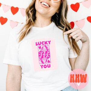 Lucky You Distressed Png - Reina de Corazones, San Valentín, Camisa Rosa de la Suerte, Juegos de Azar, Casino, Silueta, Reina, Naipes, Sublimación