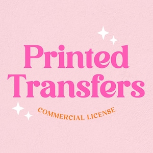 Puede incluir: Texto rosa sobre un fondo rosa claro que dice "Printed Transfers" con las palabras "COMMERCIAL LICENSE" en naranja debajo. Hay estrellas blancas a cada lado del texto.