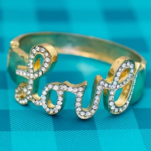 Brazalete con bisagra en tono dorado con diamantes de imitación Vintage Love de 7 pulgadas - Z27