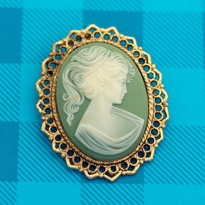 Vintage Green Oval Elegant Gold Tone Floral Style Lady Cameo Brooch - Z13