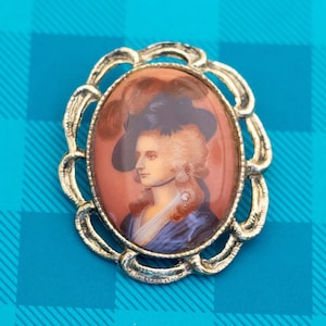 Vintage Victorian Medieval Cameo Brooch - Z15
