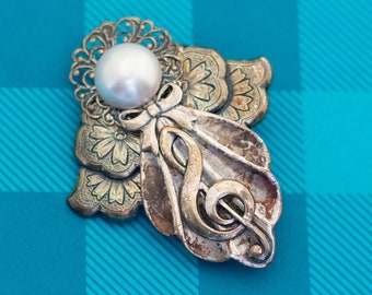 Vintage Silver Tone Angelic Faux Pearl Brooch - Z14