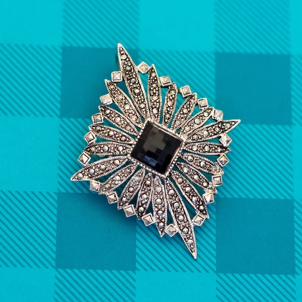 Vintage Avant Garde Elven Leaves Diamond Shape Black Gem Brooch - Z25