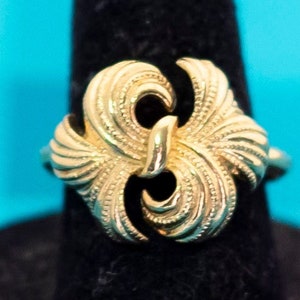 Anillo Vintage Art Nouveau Fierce Floral Gold Tone Talla 7 by Avon - Z13