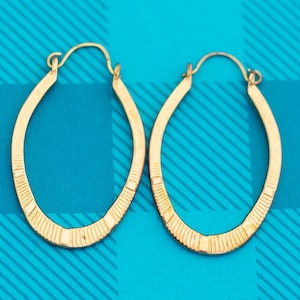 Vintage Gold Tone Horseshoe Symbolic Hoop Earrings - Z10