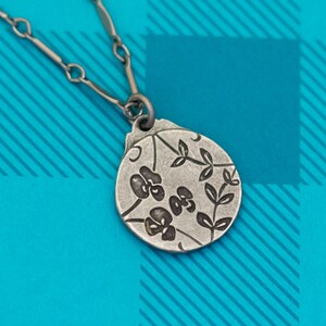 20 inch, Vintage Floral Circular Pendant Silver Tone Necklace - Z29