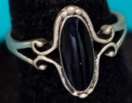 Size 4 1/2. Vintage Art Deco Black Oval Faux Gem Silver Tone