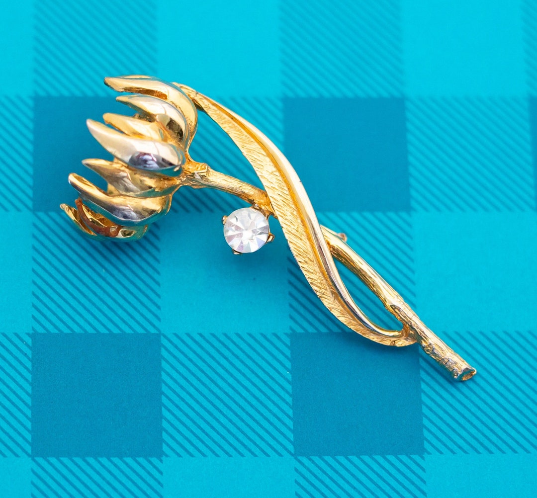 Tres Chic Lotus Flower Broach main image 0