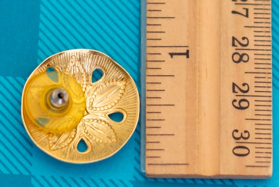 Vintage Gold Tone Floral Circle Emblem Stud Earri… - image 2