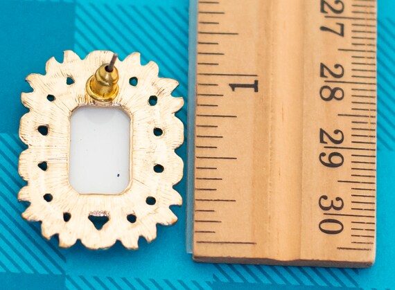 Vintage Geometric Style Gold Tone Elven Leaves Frame Stud