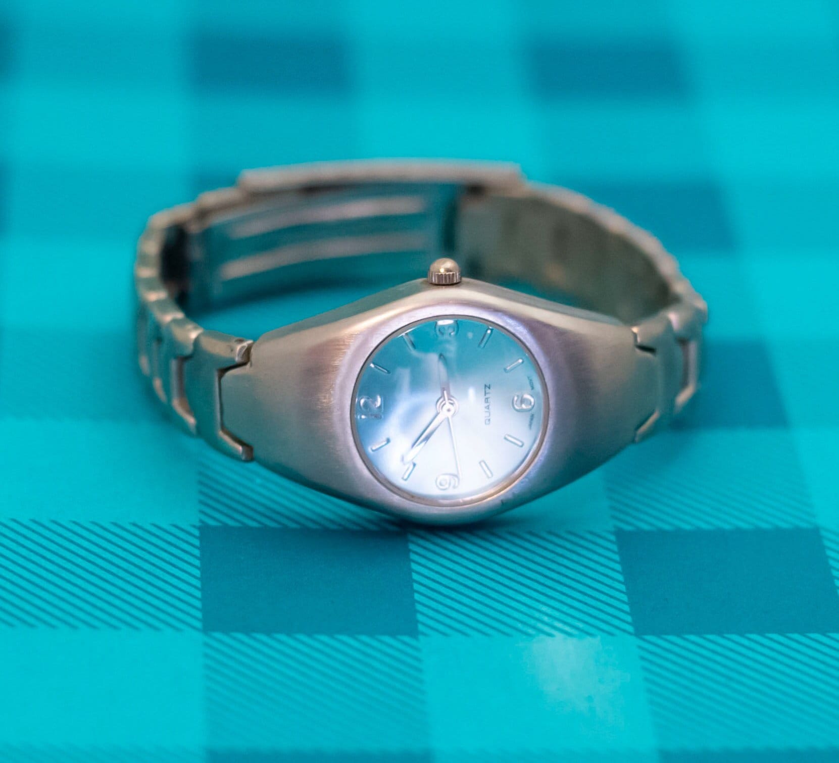 Inch, Vintage Silver Tone Iridescent Silver Tone Watch Z24