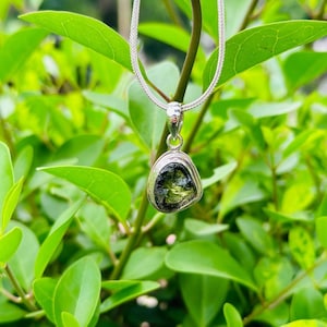 Echter Moldavit-Rohsteinanhänger 100% natürlich mit zertifiziertem Edelstein aus der Tschechischen Republik 925 Sterling Silber Handgefertigter Designer Schmuck