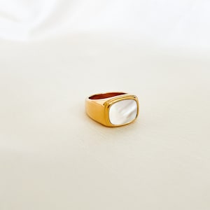 Wasserfester Ring Gold mit Perlmutt hochwertiger Stainless Steel Ring mit weißem Stein Gold italienischer Design Schmuck