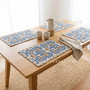 Blått broderat bordsunderlägg i linne: Rik blommönster