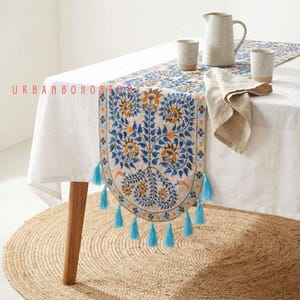 Camino de mesa indio verde azulado con borlas, tela bordada de lujo, regalo único para inauguración de la casa.
