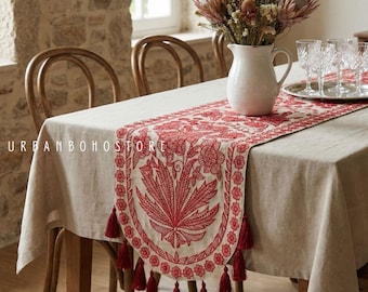 Camino de mesa artístico, largo, con flecos y borlas, ideal como regalo para el hogar.