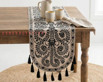 ブラックモダンファームハウスランナー、精巧な機械刺繍、重厚なタッセルトリム、ダイニング装飾
