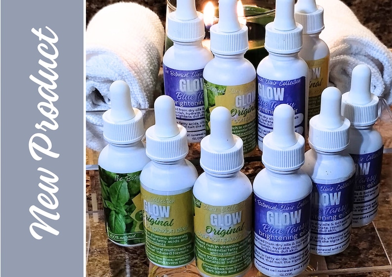 Pu&ograve; includere: Una collezione di otto bottiglie di vetro con contagocce, contenenti un liquido trasparente. Le bottiglie sono etichettate con il testo "Glow" e diverse varianti del nome del prodotto, come "Original" e "Olio Illuminante alla Tanaisie Blu".