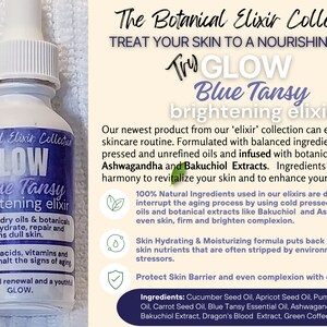 Pu&ograve; includere: Una bottiglia blu e bianca di prodotto per la cura della pelle "Glow Blue Tansy Brightening Elixir". La bottiglia &egrave; etichettata con il nome del prodotto e un elenco di ingredienti, tra cui olio di semi di cetriolo, olio di nocciolo di albicocca, olio di semi di zucca, olio di semi di carota, olio essenziale di tanaisie blu, estratto di ashwagandha, estratto di bakuchiol, estratto di sangue di drago ed estratto di caff&egrave; verde.