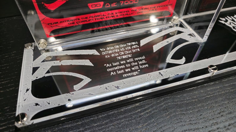 Puede incluir: Una imagen en blanco y negro de una cita del universo de Star Wars. La cita dice: "Por fin nos revelaremos a los Jedi. Por fin tendremos venganza."