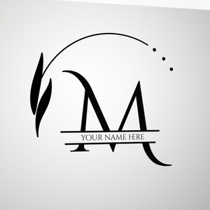 Könnte beinhalten: Ein schwarzes Monogramm-Design mit dem Buchstaben "M", einer dekorativen Verzierung und dem Text "YOUR NAME HERE" darunter. Das Design befindet sich vor einem weißen Hintergrund.