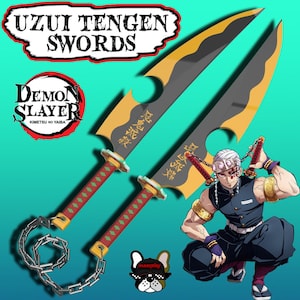 Puede incluir: Dos espadas negras y doradas con mangos rojos y verdes y una cadena plateada. Las espadas tienen caracteres japoneses. Las espadas son del anime Demon Slayer: Kimetsu no Yaiba. Las espadas están en manos de un personaje del anime, que lleva un atuendo azul y negro.
