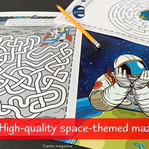 Könnte beinhalten: Fünf schwarz-weiße Raumfahrt-Labyrinthe mit einer bunten Illustration eines Astronauten auf dem Mond. Der Text "5 High-quality space-themed mazes" befindet sich am unteren Rand des Bildes.