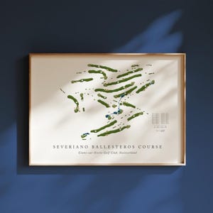Pode incluir: Uma ilustração de estilo vintage do campo de golfe Severiano Ballesteros no Crans-sur-Sierre Golf Club na Suíça. O mapa mostra o layout do campo com fairways verdes e bunkers de areia branca.