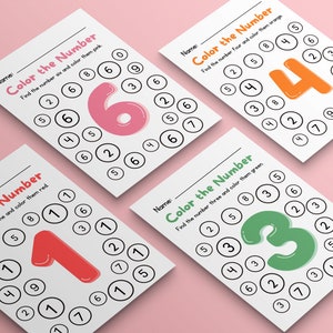 以下が含まれることがあります： ピンク色の背景に、「Color the Number」というタイトルの4つのワークシートが表示されています。各ワークシートには、赤、オレンジ、緑、ピンクの異なる数字が太字で表示されています。ワークシートは教育活動のために設計されています。