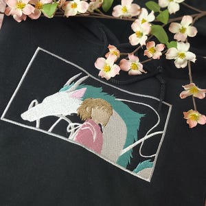 Chihiro T-Shirt – Spirited Away Fanart | Besticktes Anime Shirt | Unisex Streetwear