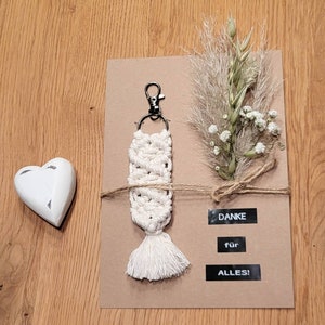 Handgefertigte Makramee Schlüsselanhänger auf einer Karte mit Trockenblumen | handgemacht | Kraftpapier | Geschenk
