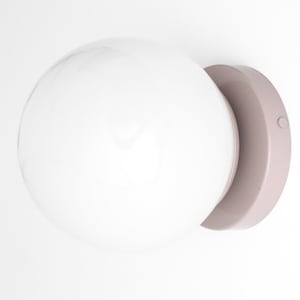 Peut inclure: Un luminaire globe blanc avec une base ronde de couleur brun clair. Le luminaire a un petit bouton rond sur le c&ocirc;t&eacute; de la base.