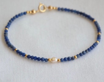 Delicada pulsera de cuentas de sodalita: perla y gema, joyería de plata de ley