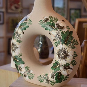 Białe róże na ceramicznym wazonie ręcznie malowany ukraiński wzór Petrykivka