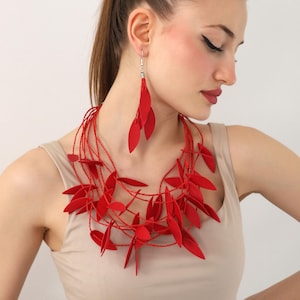 Ręcznie robiony naszyjnik boho z czerwonej skóry, damski zestaw biżuterii z wyrazistym liściem, ręcznie robiony unikatowy naszyjnik, prezent dla niej, naszyjnik i kolczyki boho