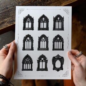 Pu&ograve; includere: Una stampa con nove illustrazioni di finestre gotiche nere. Ogni design della finestra varia, mostrando intricati dettagli architettonici. La stampa &egrave; tenuta su uno sfondo neutro, evidenziando l'opera d'arte dettagliata. Elementi decorativi agli angoli incorniciano le immagini.