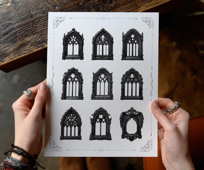Pu&ograve; includere: Una stampa con nove illustrazioni di finestre gotiche nere. Ogni design della finestra varia, mostrando intricati dettagli architettonici. La stampa &egrave; tenuta su uno sfondo neutro, evidenziando l'opera d'arte dettagliata. Elementi decorativi agli angoli incorniciano le immagini.