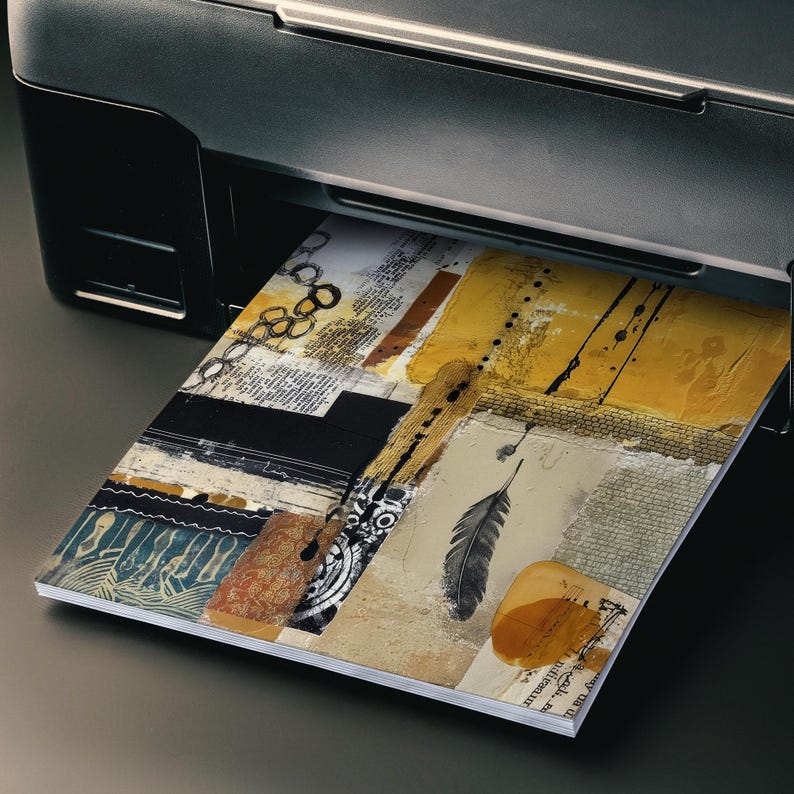 Op de afbeelding: Een zwarte inkjetprinter die een vel papier met een collageontwerp uitwerpt. De print toont een mix van mosterdgele, zwarte en cr&egrave;mekleurige texturen, inclusief een gedetailleerde zwarte veerillustratie, geometrische patronen en tekst.