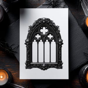 Pu&ograve; includere: Una cornice nera in stile gotico con dettagli di teschi e decorazioni ornate. La cornice presenta tre pannelli verticali e motivi decorativi floreali e di teschi. L'immagine &egrave; su sfondo bianco.