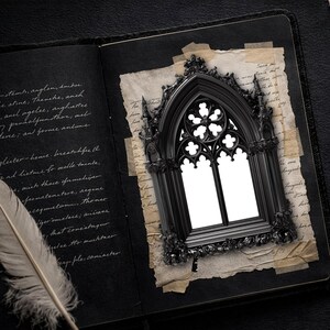 Pu&ograve; includere: Una cornice nera in stile gotico con dettagli intricati, su uno sfondo di un diario nero aperto con testo manoscritto e una piuma. La cornice ha un interno bianco ed &egrave; montata su carta invecchiata.
