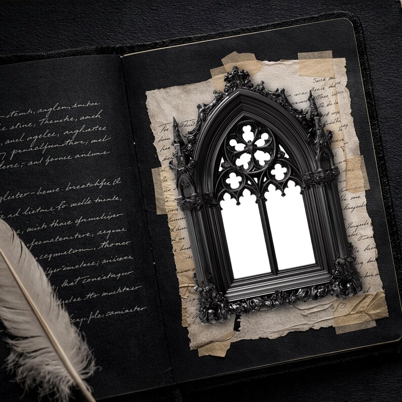 Pu&ograve; includere: Una cornice nera in stile gotico con dettagli intricati, su uno sfondo di un diario nero aperto con testo manoscritto e una piuma. La cornice ha un interno bianco ed &egrave; montata su carta invecchiata.