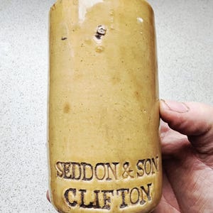 Antik präglad stengods ingefärsöl..Seddon & Sons..Clifton