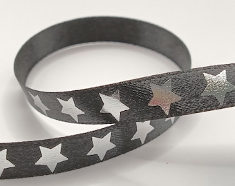 Wstążka satynowa z nadrukiem w czarne gwiazdy: pakowanie prezentów, 10 mm, dekoracja rękodzielnicza