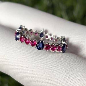 Anillo de eternidad de plata esterlina: anillo apilable con cristales rojos y azules