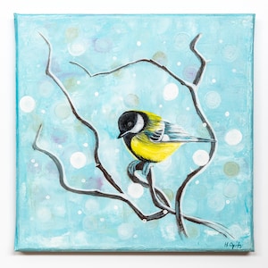 Peut inclure: Peinture sur toile carrée d'un oiseau jaune et noir perché sur une branche. L'oiseau se détache sur un fond bleu clair avec des accents circulaires blancs et vert clair. Les branches sont grises et marron.