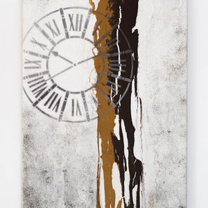 Peut inclure: Peinture abstraite sur toile avec un pochoir de cadran d'horloge au centre et des éclaboussures de peinture brune et dorée sur le côté droit. La peinture est signée "M. Ortiz" dans le coin inférieur droit.
