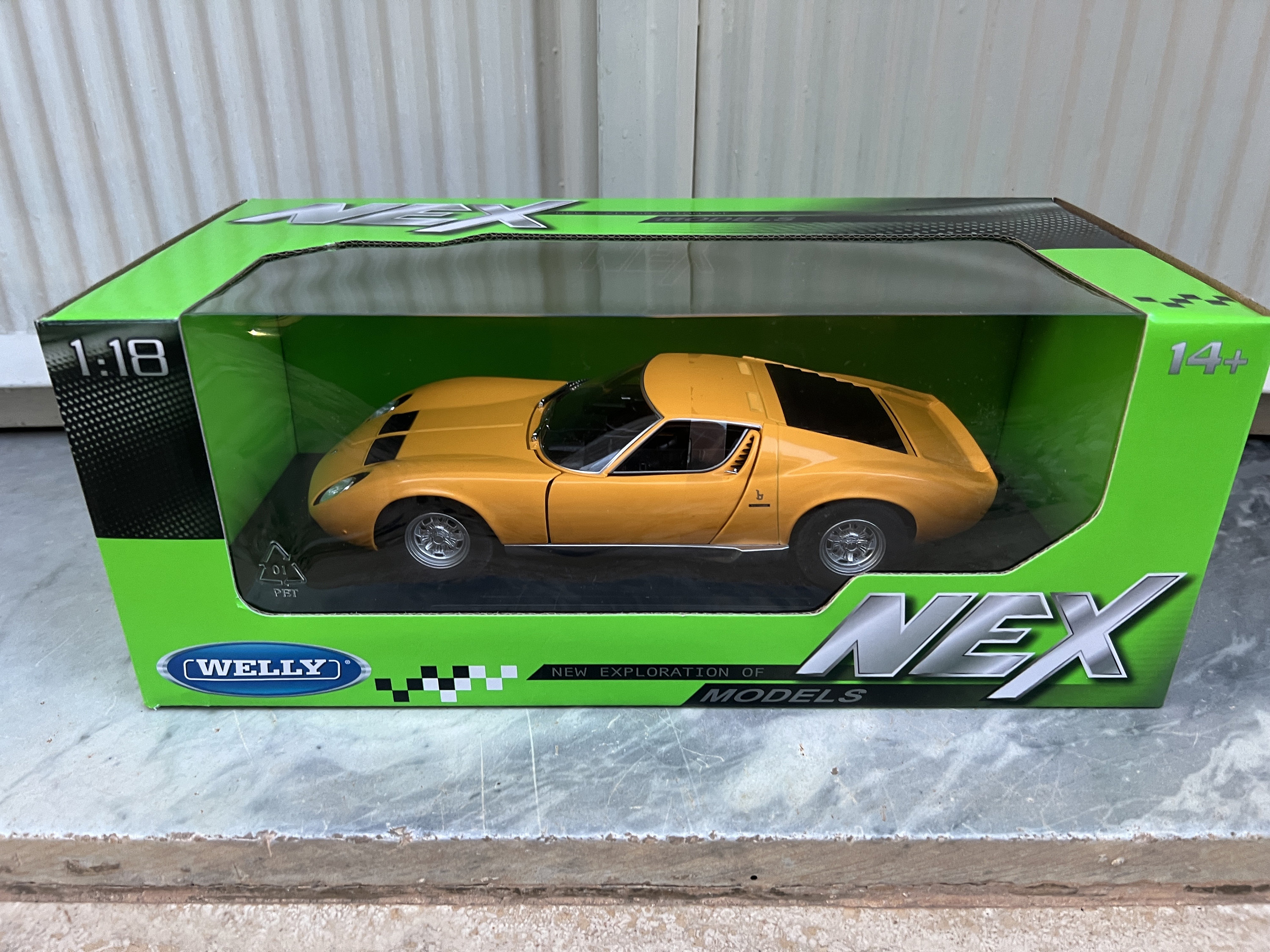 Lamborghini Miura SV ミニカー 1/18 シルバー LAMBORGHINI MIURA 1:18 SCALE MODEL BY KYOSHO | Lamborghini Store