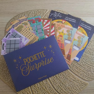 Peut inclure: Un ensemble de billets de loterie à gratter colorés et une enveloppe bleue avec l'inscription "POCHETTE SURPRISE" en lettres dorées. Les billets présentent divers motifs et textes, dont "GAGNANT" et "MORPION".